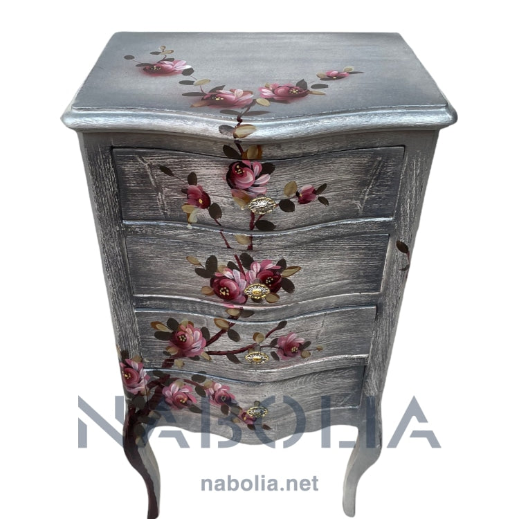 كمود أنتيك صغير برسم يدوي – 4 أدراج - كمود أنتيك مميز بتصميم كلاسيكي رقيق، مصنوع من أفضل أنواع الأخشاب الطبيعية ومطلي بتشطيب أنتيك فخم. يتميز بأربع أدراج بواجهة منحنية ومقابض معدنية ناعمة، مع رسمة زهرية يدوية تضيف لمسة فنية أنيقة على كامل الواجهة. تصميمه المدمج يجعله مثاليًا للمساحات الصغيرة، سواء بجوار السرير أو كقطعة ديكور مستقلة. الخامةخشب طبيعي – دهانات أنتيك – رسم يدوي المقاساتالعرض 40 سم × العمق 30 سم × الارتفاع 75 سم