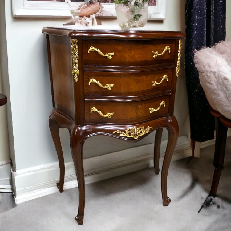 كومود لوكانز -  كومود لوكانز من الخشب الطبيعي تلاتة درج مشغول بالنحاس اليدوي وزجاج المقاسات: W 50 CM * L 70 CM