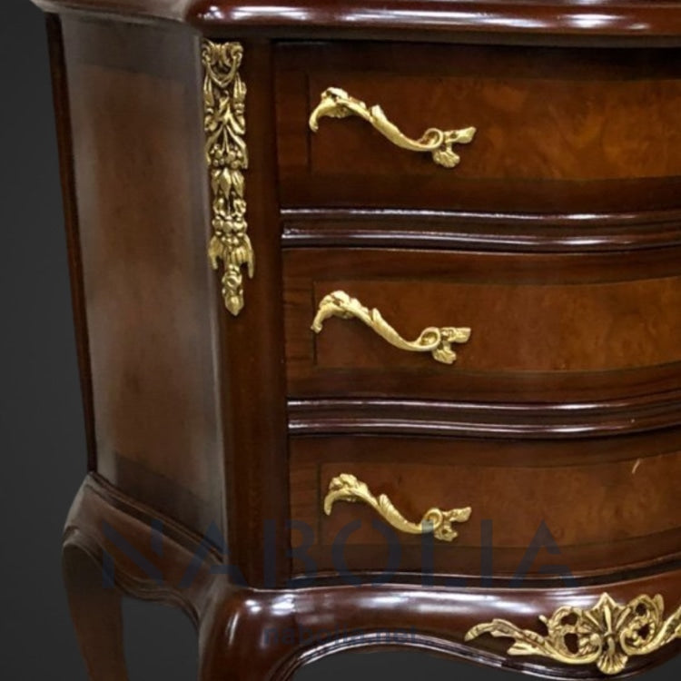 كومود لوكانز -  كومود لوكانز من الخشب الطبيعي تلاتة درج مشغول بالنحاس اليدوي وزجاج المقاسات: W 50 CM * L 70 CM