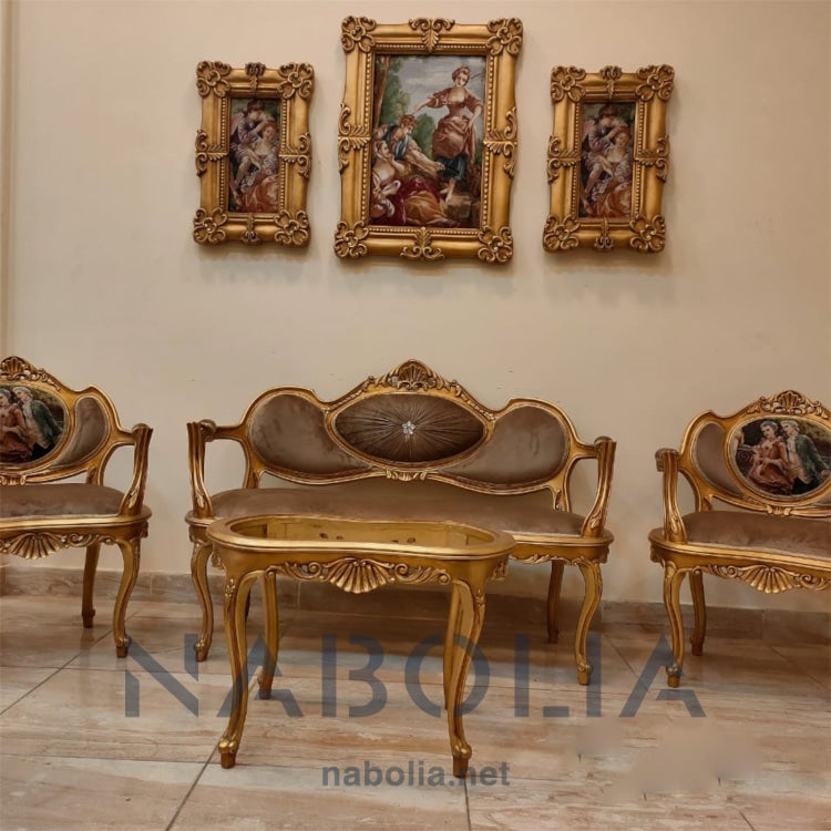 ميني صالون ارابيا - ميني صالون ارابيا مكون من كنبة واتنين فوتيه وترابيزة مصنع من خشب الزان الاحمر و الدهان دهب متأكسد و القماش قطيفة سادة في جوبلان