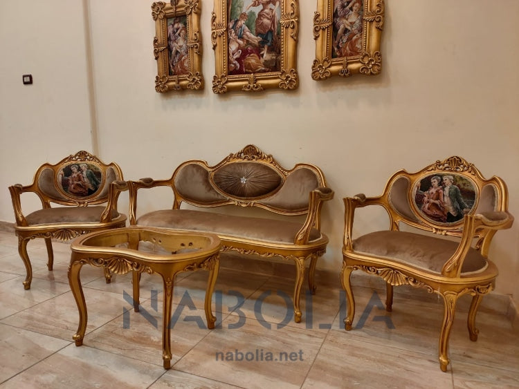 ميني صالون ارابيا - ميني صالون ارابيا مكون من كنبة واتنين فوتيه وترابيزة مصنع من خشب الزان الاحمر و الدهان دهب متأكسد و القماش قطيفة سادة في جوبلان