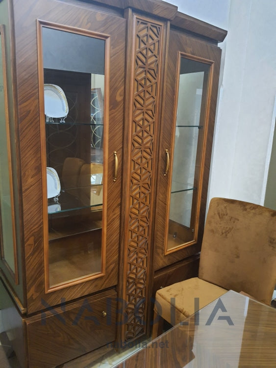 سفرة ايفيل - سفرة ايفيل مودرن لون بني مصنعة من الاخشاب والقشرة الطبيعية والسفرة مكونة من : بوفيه 180 سنتميتر اتنين برواز معلق نيش 150 سنتميتر ترابيزة 2 * 1 متر ستة كراسي قماش قطيفة سادة