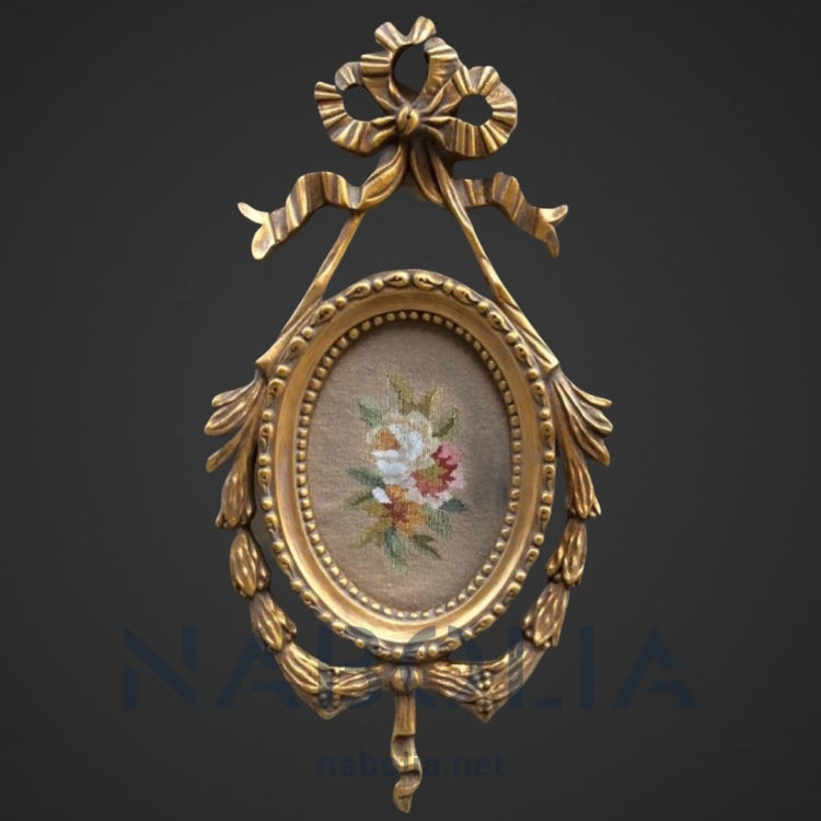 تعليقة فيونكة ابيسون - عدد اتنين تعليقة فيونكة أنتيك من الخشب الطبيعي والحفر اليدوي دهب انتيك مع قطعة من قماش الأبسون متاح عدة الوان من القطع الابيسون المقاسات: W 58CM * L 32 CM