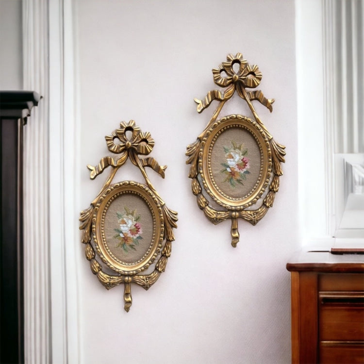 تعليقة فيونكة ابيسون - عدد اتنين تعليقة فيونكة أنتيك من الخشب الطبيعي والحفر اليدوي دهب انتيك مع قطعة من قماش الأبسون متاح عدة الوان من القطع الابيسون المقاسات: W 58CM * L 32 CM