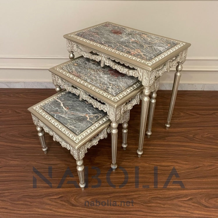 طقم نيوكلاسيك ثلاثي بقرصة رخام – تشطيب شامبين مترب - طقم ترابيزات أنيق بتصميم نيوكلاسيك فاخر، مكوّن من ثلاث قطع متداخلة لتوفير المساحة وإضفاء لمسة ديكورية مميزة. مصنوع من خشب الزان الطبيعي عالي الجودة، ومطلي بتشطيب شامبين مترب لإطلالة أنيقة وعصرية. سطح الترابيزات من الرخام الطبيعي الذي يعزز من الفخامة والعملية في الاستخدام الخاماتالهيكل: خشب زان طبيعيالقرصة: رخام طبيعي المقاساتعرض 65 سم × عمق 40 سم × ارتفاع 63 سم