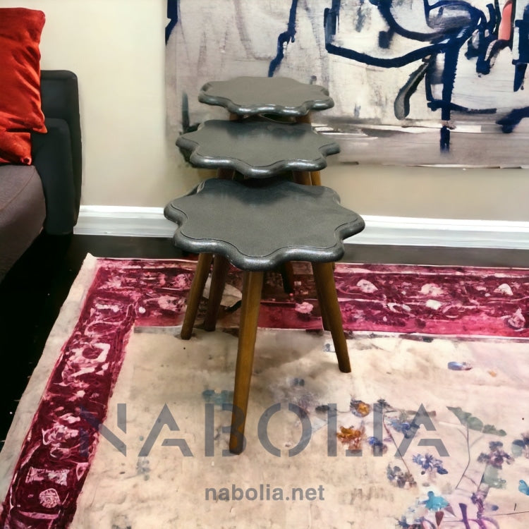 طقم ترابيزات ثلاثي متداخل بلون دارك جراي - لمسة عصرية بأناقة بسيطة يقدمها لك هذا الطقم المودرن من الترابيزات الثلاثية المتداخلة. يتميز بتصميم عملي يوفر مساحة عند التخزين ويضيف طابع ديكوري جذاب لأي غرفة مصنوع من أرجل خشب زان طبيعي ليوفر ثباتًا ومتانة عالية، مع قرصة من MDF بلون جراي غامق أنيق، ما يجعله مناسبًا للاستخدام بجانب الكنبة أو كزينة في الزوايا الخاماتالقرصة: MDFالأرجل: خشب زان طبيعي المقاساتW 40 CM × H 55 CM