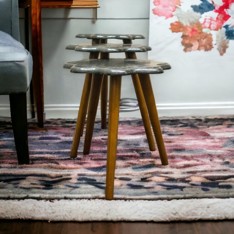 طقم ترابيزات ثلاثي متداخل بلون دارك جراي - لمسة عصرية بأناقة بسيطة يقدمها لك هذا الطقم المودرن من الترابيزات الثلاثية المتداخلة. يتميز بتصميم عملي يوفر مساحة عند التخزين ويضيف طابع ديكوري جذاب لأي غرفة مصنوع من أرجل خشب زان طبيعي ليوفر ثباتًا ومتانة عالية، مع قرصة من MDF بلون جراي غامق أنيق، ما يجعله مناسبًا للاستخدام بجانب الكنبة أو كزينة في الزوايا الخاماتالقرصة: MDFالأرجل: خشب زان طبيعي المقاساتW 40 CM × H 55 CM