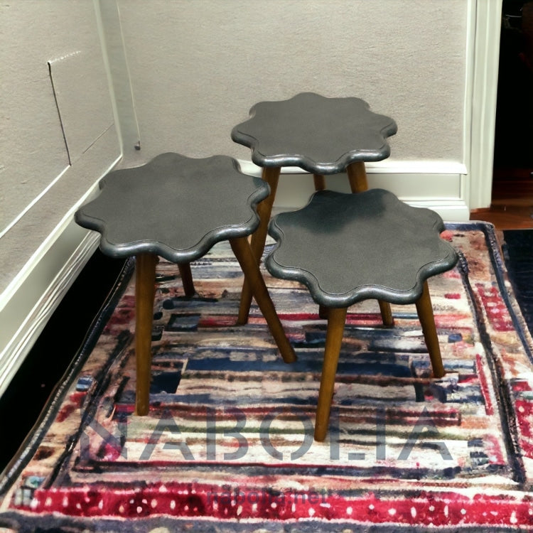 طقم ترابيزات ثلاثي متداخل بلون دارك جراي - لمسة عصرية بأناقة بسيطة يقدمها لك هذا الطقم المودرن من الترابيزات الثلاثية المتداخلة. يتميز بتصميم عملي يوفر مساحة عند التخزين ويضيف طابع ديكوري جذاب لأي غرفة مصنوع من أرجل خشب زان طبيعي ليوفر ثباتًا ومتانة عالية، مع قرصة من MDF بلون جراي غامق أنيق، ما يجعله مناسبًا للاستخدام بجانب الكنبة أو كزينة في الزوايا الخاماتالقرصة: MDFالأرجل: خشب زان طبيعي المقاساتW 40 CM × H 55 CM