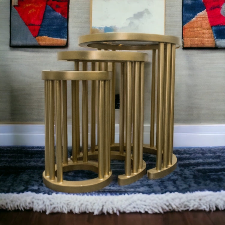 طقم ترابيزات ثلاثي مودرن شامبين ذهبي بسطح شبيه بالرخام - طقم ترابيزات بتصميم عصري متداخل مكون من ثلاث قطع بتشطيب شامبين ذهبي أنيق، يجمع بين البساطة والفخامة. يتميز بخطوط هندسية ناعمة وهيكل خشبي من الزان الطبيعي، مع سطح علوي من الزجاج المصمم ليحاكي شكل الرخام الطبيعي بلمسة فنية راقية الخاماتخشب زان طبيعيزجاج شبيه بالرخامدهان شامبين ذهبي فاخر المقاساتالعرض: 50 سمالارتفاع: 60 سم