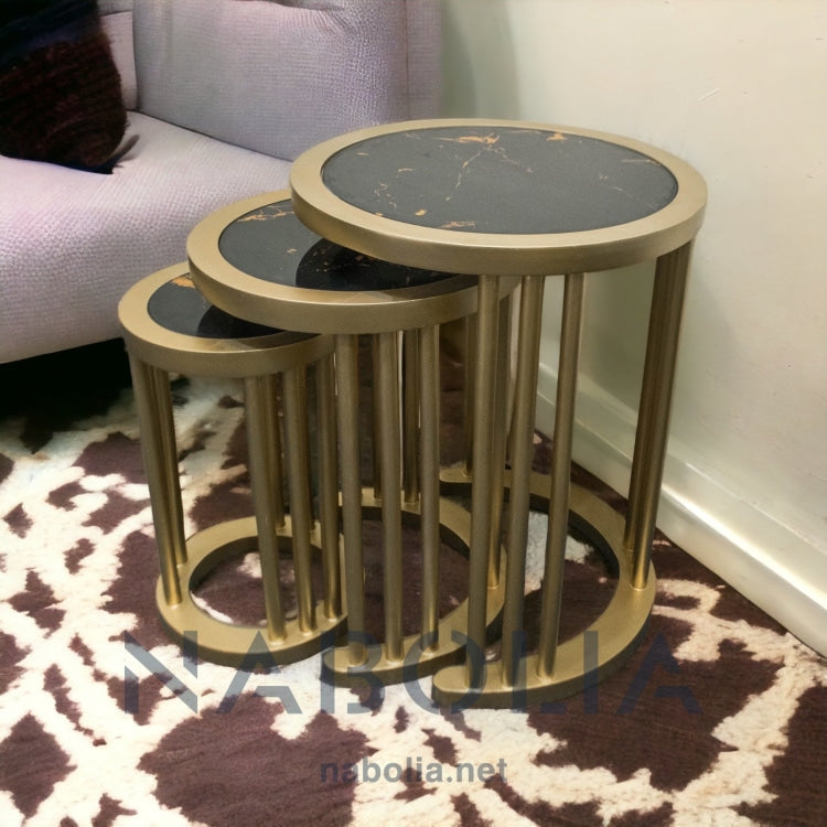 طقم ترابيزات ثلاثي مودرن شامبين ذهبي بسطح شبيه بالرخام - طقم ترابيزات بتصميم عصري متداخل مكون من ثلاث قطع بتشطيب شامبين ذهبي أنيق، يجمع بين البساطة والفخامة. يتميز بخطوط هندسية ناعمة وهيكل خشبي من الزان الطبيعي، مع سطح علوي من الزجاج المصمم ليحاكي شكل الرخام الطبيعي بلمسة فنية راقية الخاماتخشب زان طبيعيزجاج شبيه بالرخامدهان شامبين ذهبي فاخر المقاساتالعرض: 50 سمالارتفاع: 60 سم