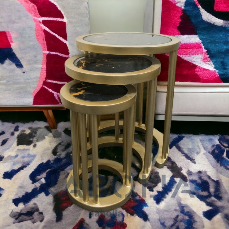 طقم ترابيزات ثلاثي مودرن شامبين ذهبي بسطح شبيه بالرخام - طقم ترابيزات بتصميم عصري متداخل مكون من ثلاث قطع بتشطيب شامبين ذهبي أنيق، يجمع بين البساطة والفخامة. يتميز بخطوط هندسية ناعمة وهيكل خشبي من الزان الطبيعي، مع سطح علوي من الزجاج المصمم ليحاكي شكل الرخام الطبيعي بلمسة فنية راقية الخاماتخشب زان طبيعيزجاج شبيه بالرخامدهان شامبين ذهبي فاخر المقاساتالعرض: 50 سمالارتفاع: 60 سم