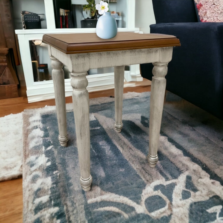 ترابيزة كورنر خشب زان بتشطيب أنتيك - ترابيزة جانبية أنيقة بتصميم بسيط وراقي، مصنوعة من خشب الزان الروماني المجفف لضمان القوة والتحمل. تشطيب دهان لاكيه أنتيك ببوليستر عالي الجودة، بيمنحها مظهر كلاسيكي متجانس مع أي ديكور مودرن أو كلاسيك قطعة مثالية للاستخدام بجانب الكنب أو كزاوية ديكورية في غرف المعيشة والنوم الخاماتخشب زان روماني مجففدهان بوليستر في لاكيه أنتيك المقاساتالعرض: 55 سمالارتفاع: 70 سمالعمق: 55 سم