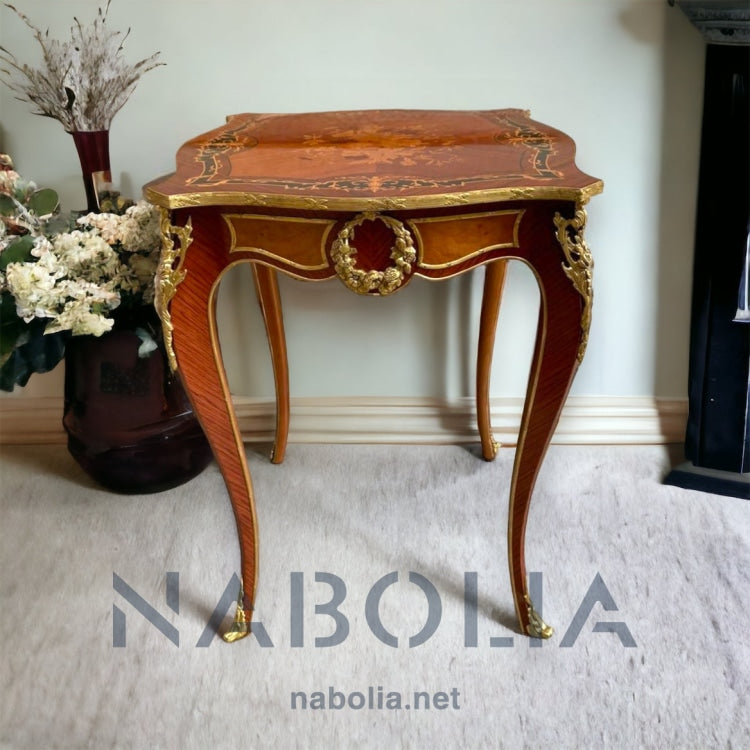 ترابيزة جنب كلاسيك مطعمة بالمارتكريه والنحاس - قطعة فنية راقية بتفاصيل أنيقة وتصميم كلاسيكي، مصنوعة من خشب الزان الطبيعي ومغطاة بالقشرة الطبيعية الفاخرة. تتميز برسومات مارتكريه يدوية دقيقة وزخارف نحاسية مشغولة بحرفية عالية، ما يجعلها إضافة فخمة لأي مساحة داخلية الخاماتالهيكل: خشب زان طبيعيالتشطيب: قشرة طبيعية برسومات مارتكريهالزينة: تطعيمات نحاسية مشغولة يدويًا المقاساتالعرض: 55 سمالارتفاع: 70 سمالعمق: 55 سم