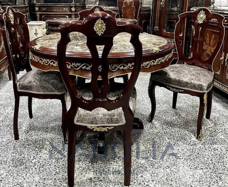 ترابيزة سفرة كلاسيك نحاس و اربعة كراسي - ترابيزة سفرة و اربعة كراسي من الخشب الزان و مطعمة بالنحاس المشغول يدويا المقاسات: قطر الترابيزة 120 CM