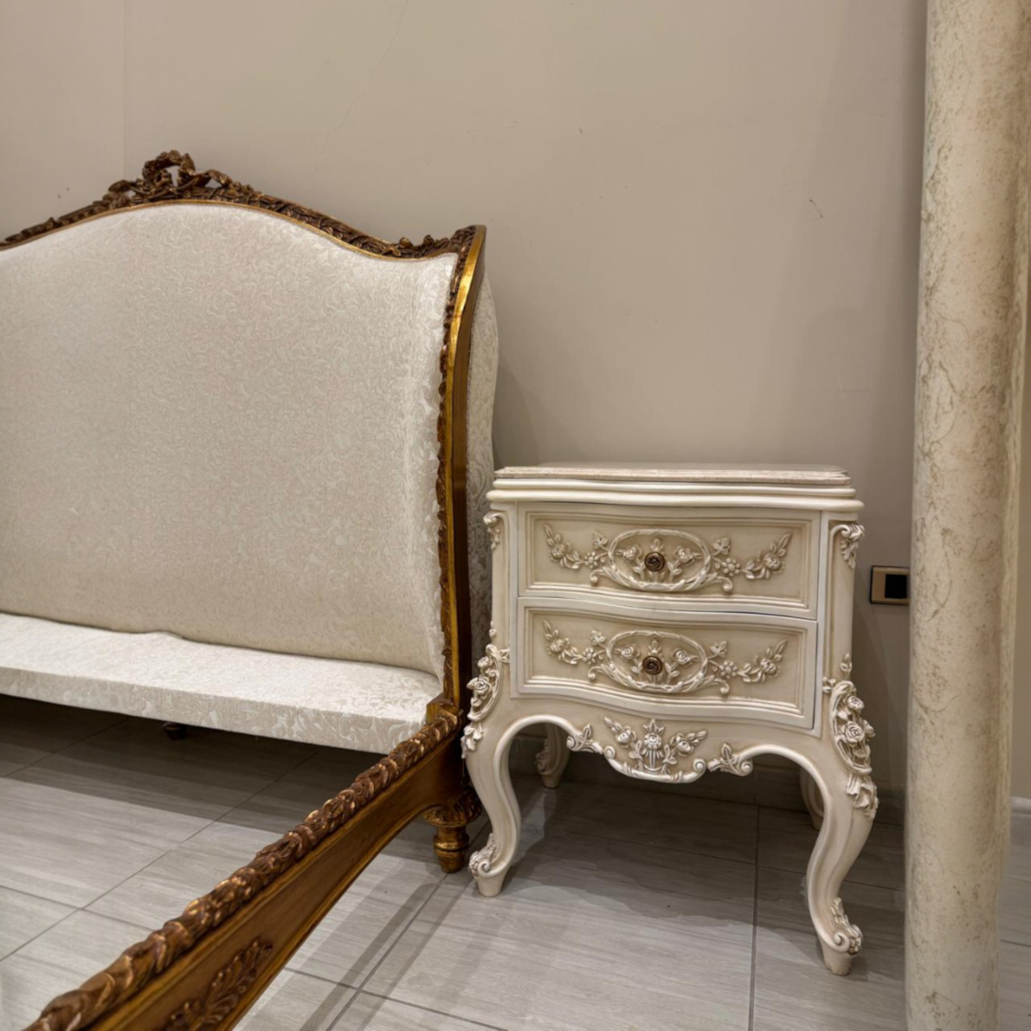 غرفة نوم كلاسيك كاملة بتفاصيل فاخرة وتصميم راقٍ