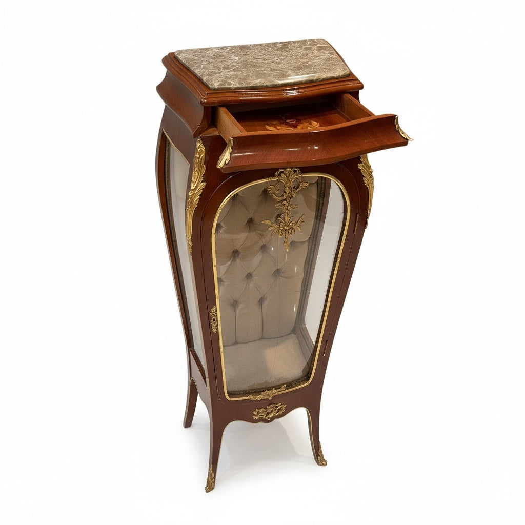 فاترينة مطعمة بالنحاس