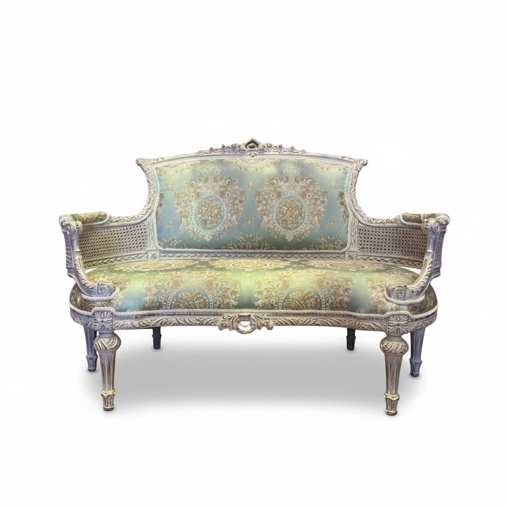 كنبة كلاسيك أنيقة بتصميم فاخر مستوحى من الطراز الملكي