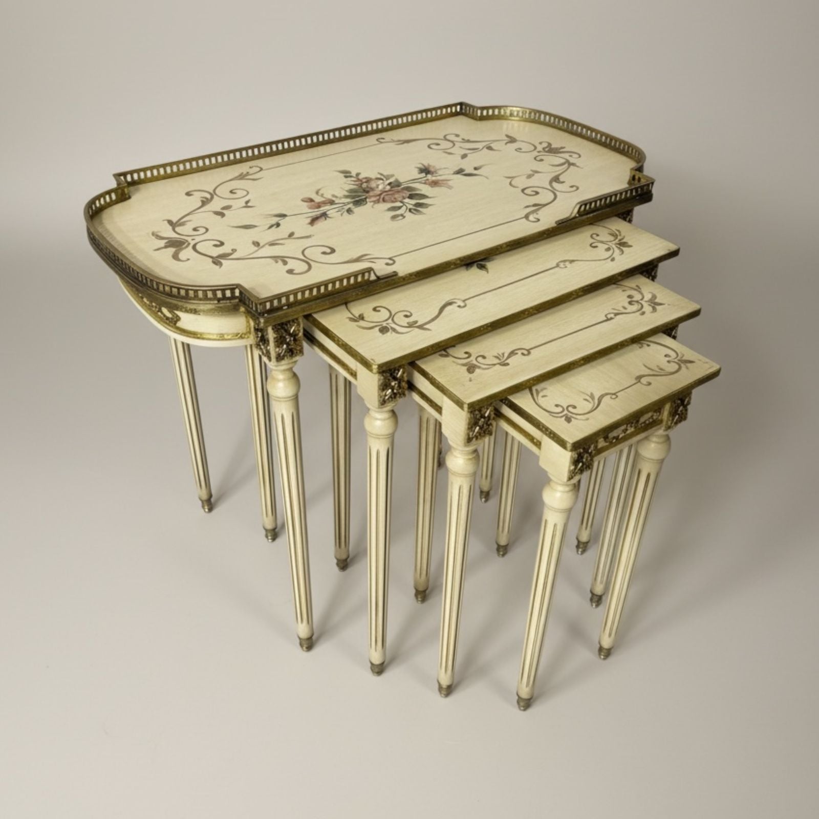 طقم ترابيزات رباعي طراز فرنسي أنتيك باللون الاوف وايت بتطعيمات نحاس