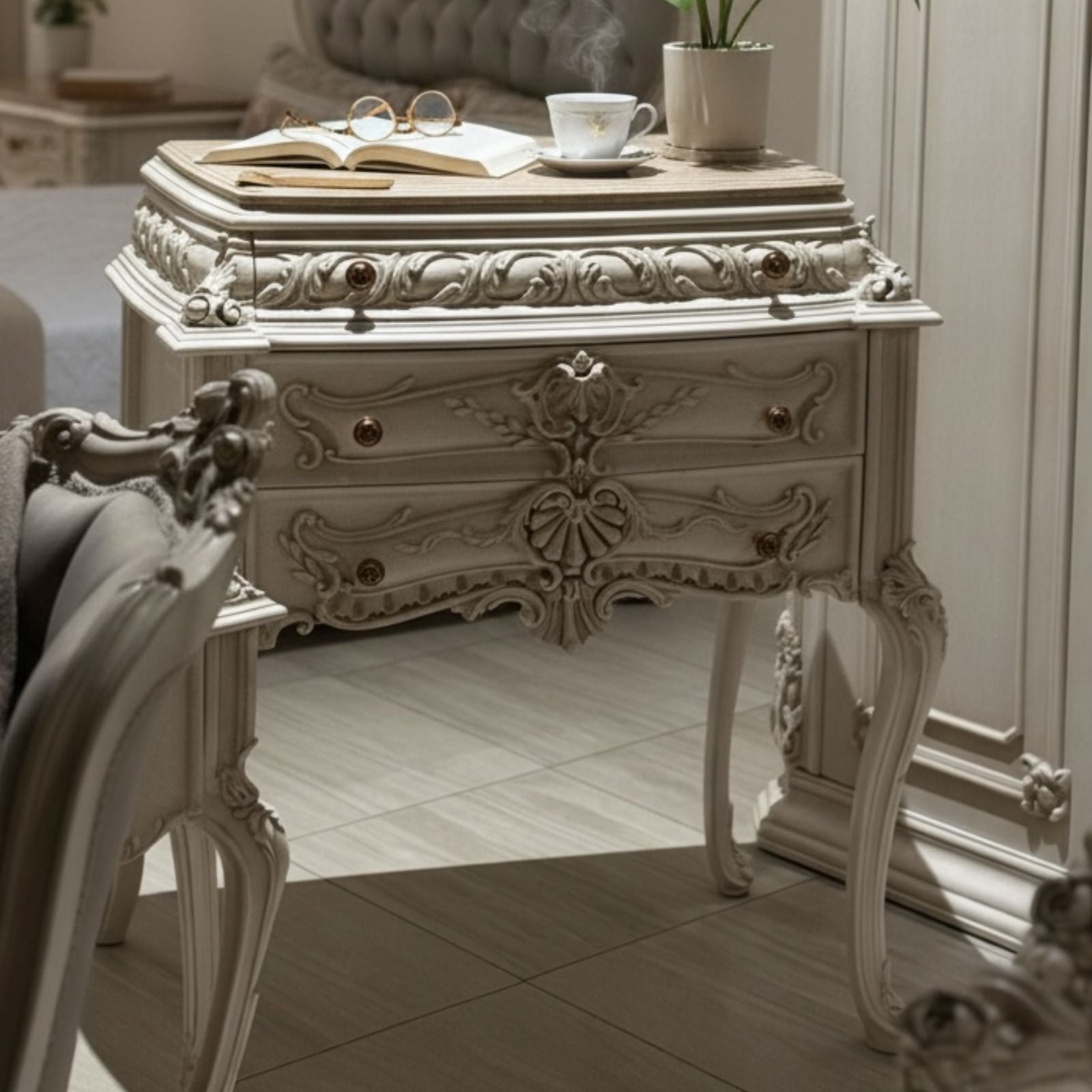 غرفة نوم كلاسيكية ملكية بتفاصيل مزخرفة وتنجيد فاخر