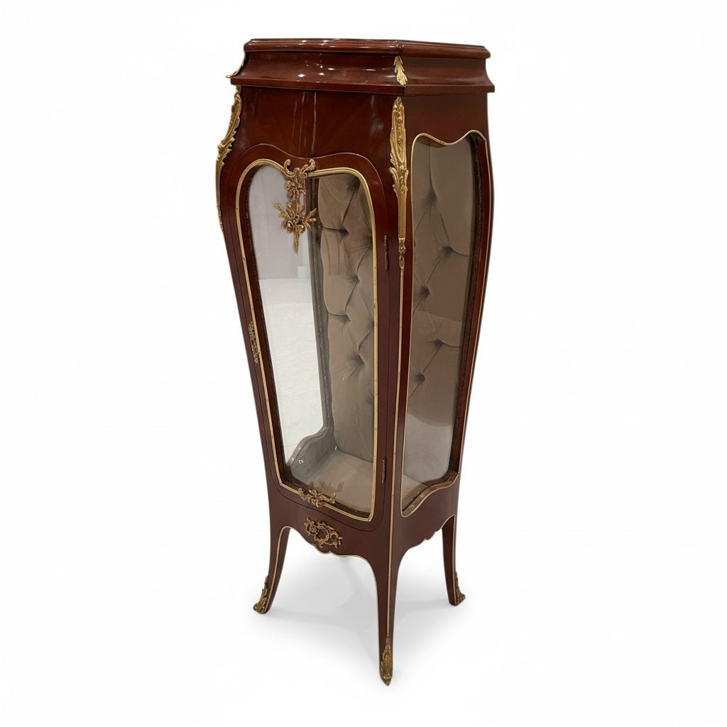 فاترينة مطعمة بالنحاس