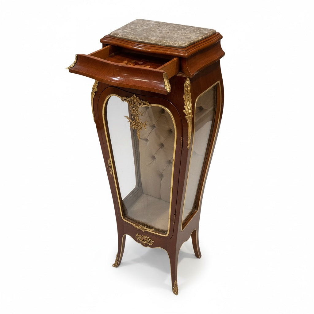 فاترينة مطعمة بالنحاس