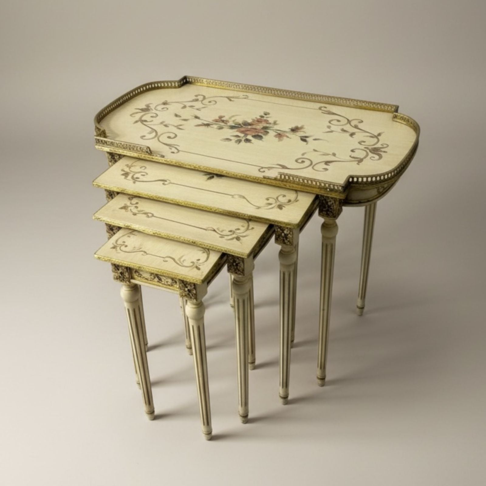 طقم ترابيزات رباعي طراز فرنسي أنتيك باللون الاوف وايت بتطعيمات نحاس