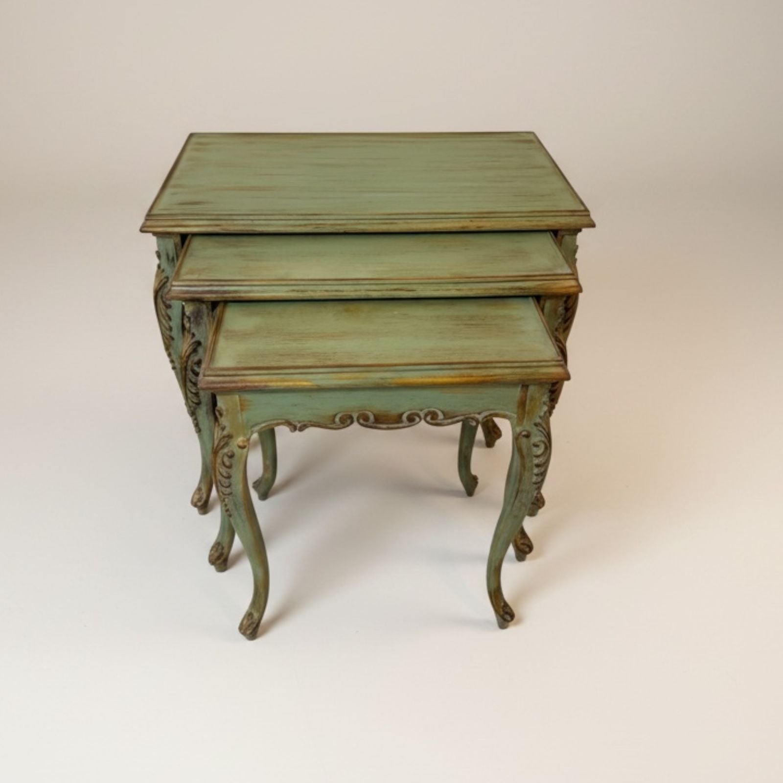 طقم ترابيزات متداخلة كلاسيك خشب طبيعي بتشطيب أنتيك مميز