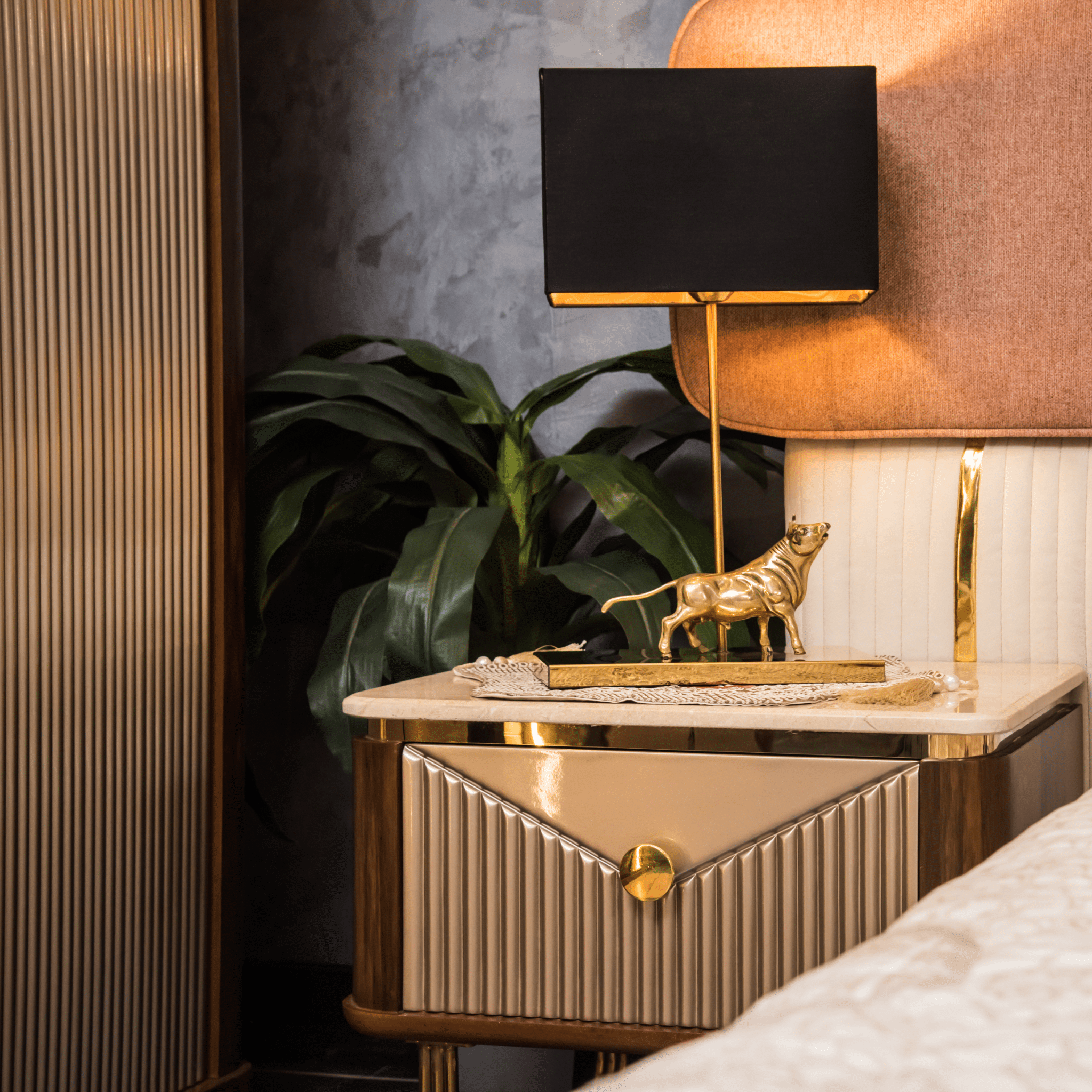 Golden bull table lamp - Nabolia