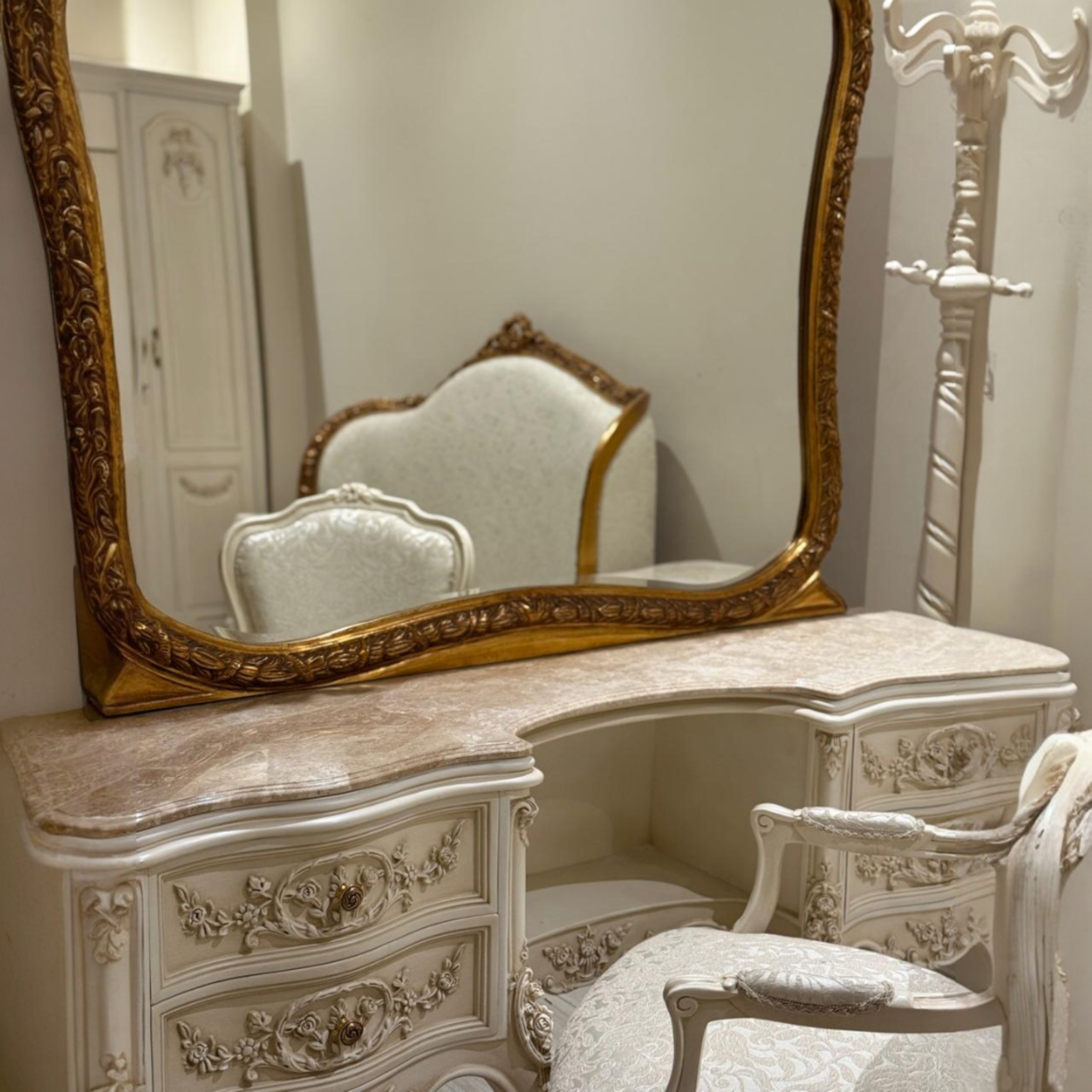 غرفة نوم كلاسيك كاملة بتفاصيل فاخرة وتصميم راقٍ